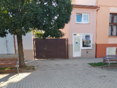 Brezová pod Bradlom, Námestie M. R. Štefánika 9/17